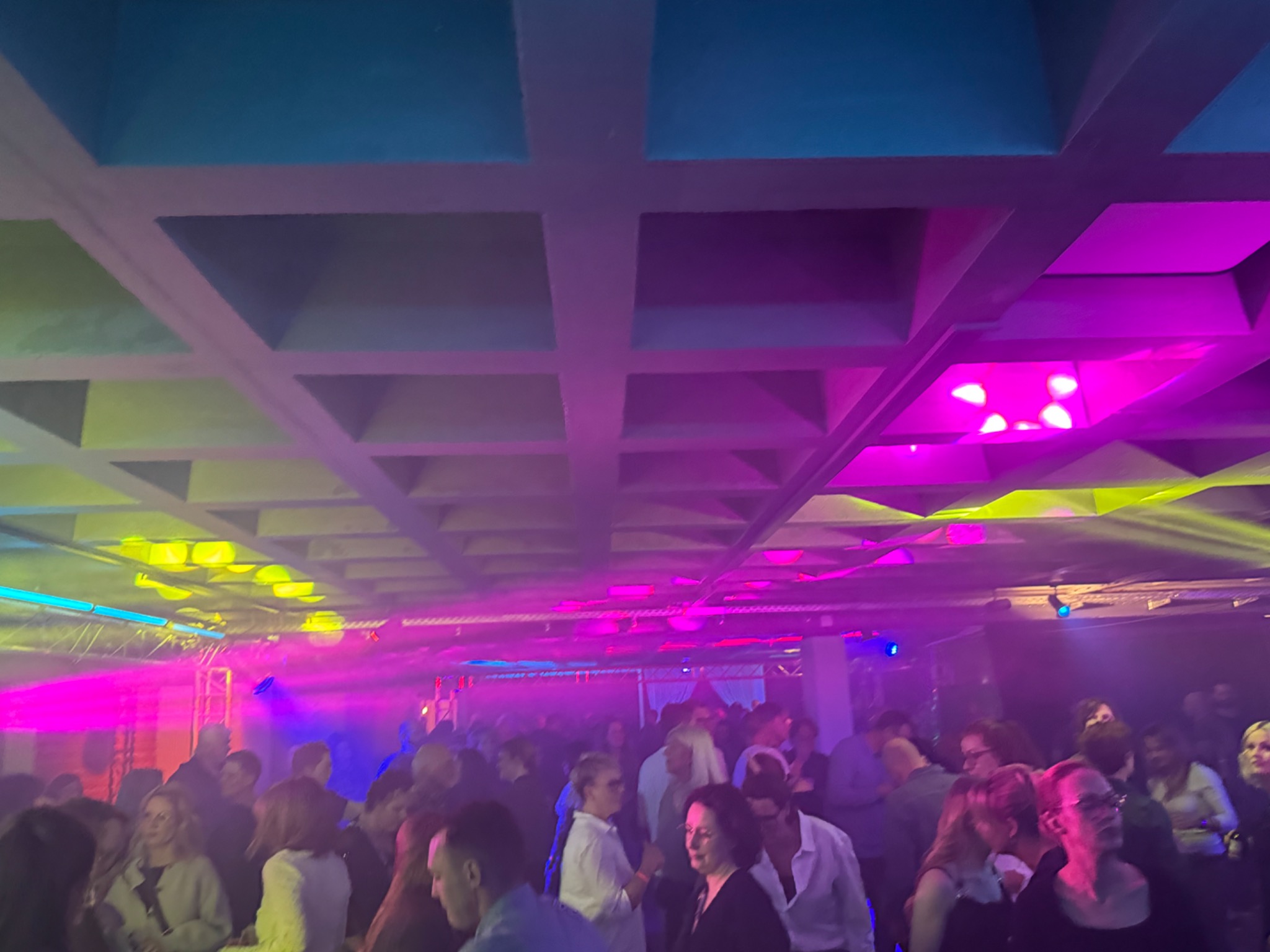 Volle Tanzfläche bei der Ü40-Party