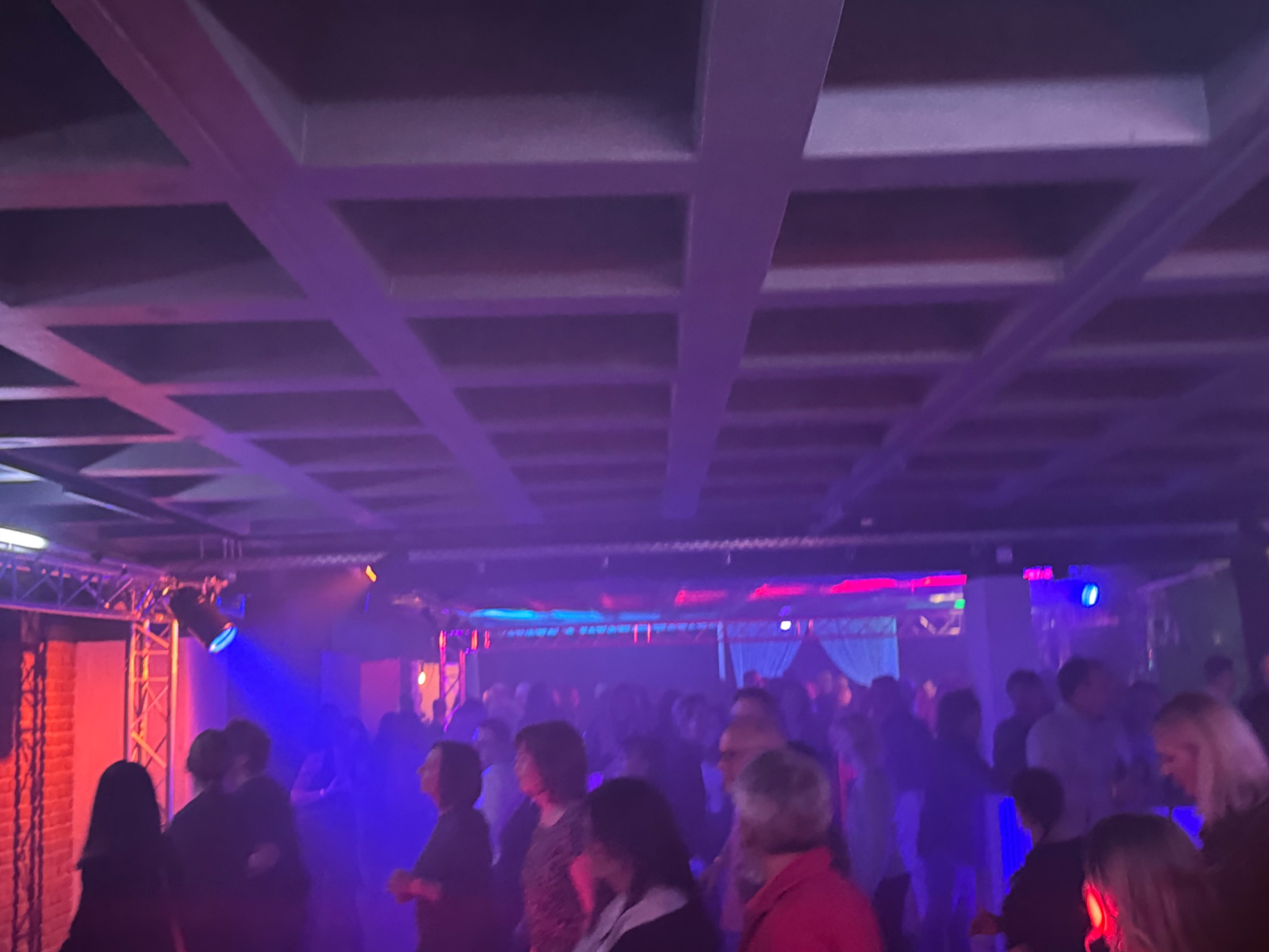 Partygäste im farbigen Licht